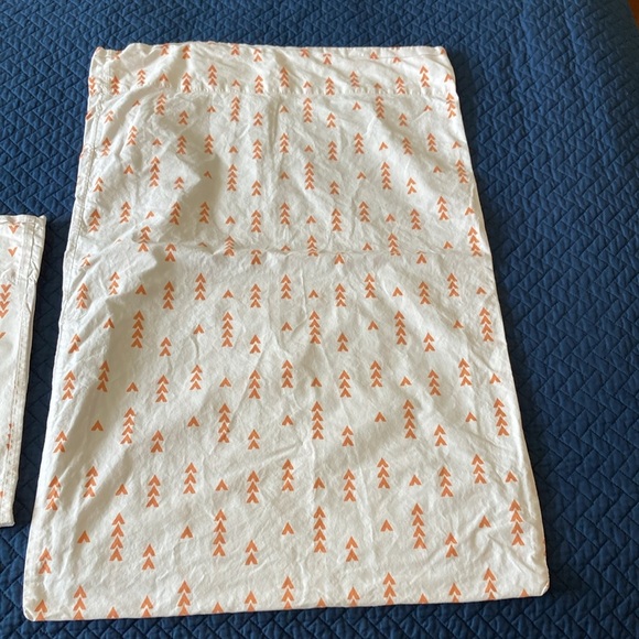 Crate and Kids Set of Standard Pillow Cases Organic Cotton White‎ Orange Arrows - Picture 4 of 6
